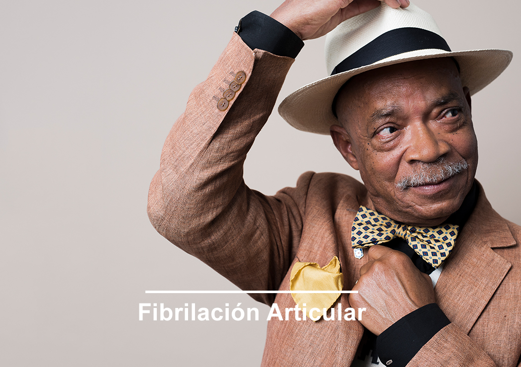 Hombre anciano afroamericano contento al tener conocimiento del cuidado de la insuficiencia cardíaca