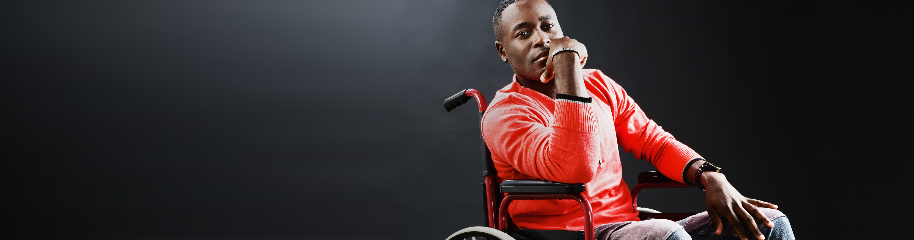 Hombre afroamericano en una silla de ruedas en riesgo de FA